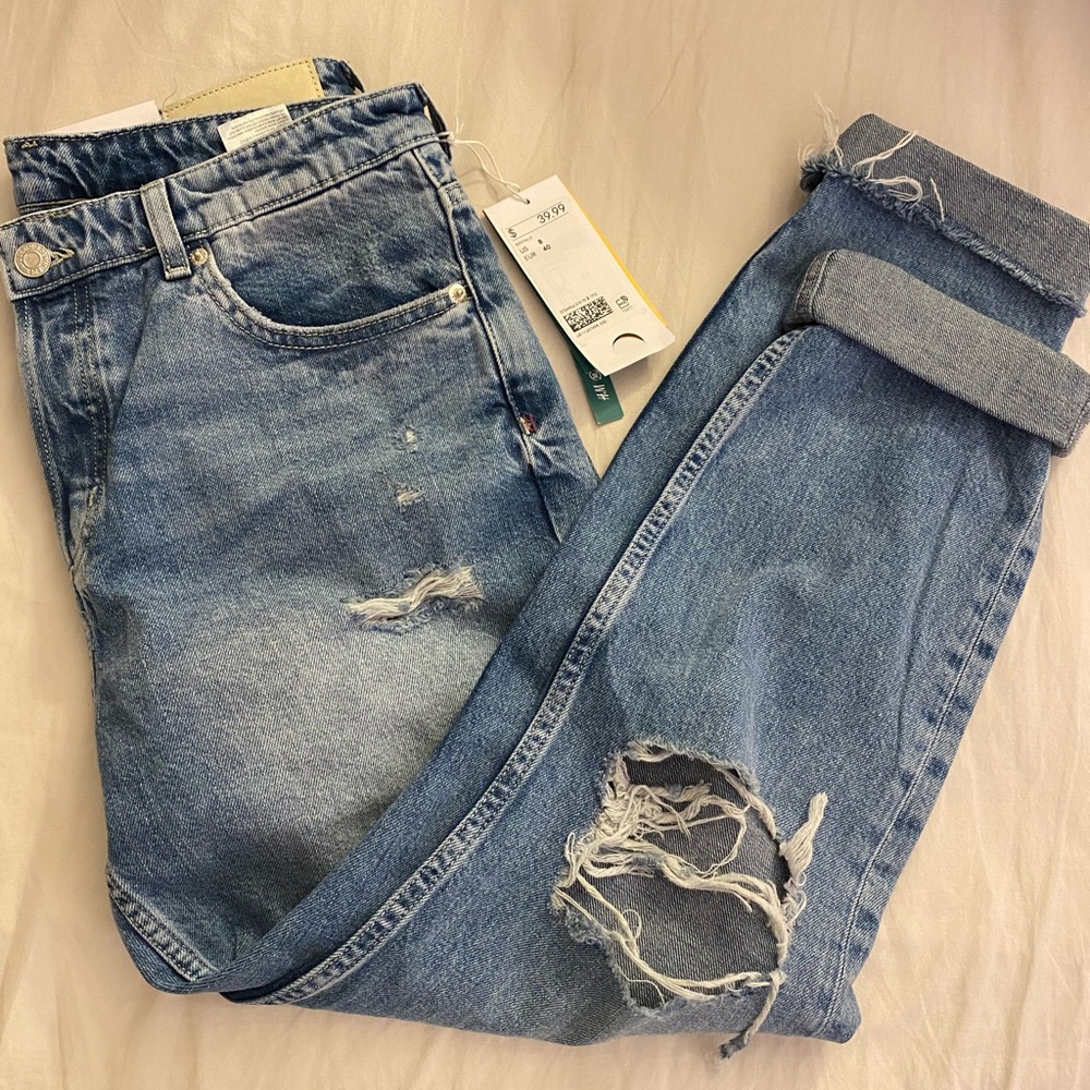 Low waist distressed boyfriend jeans